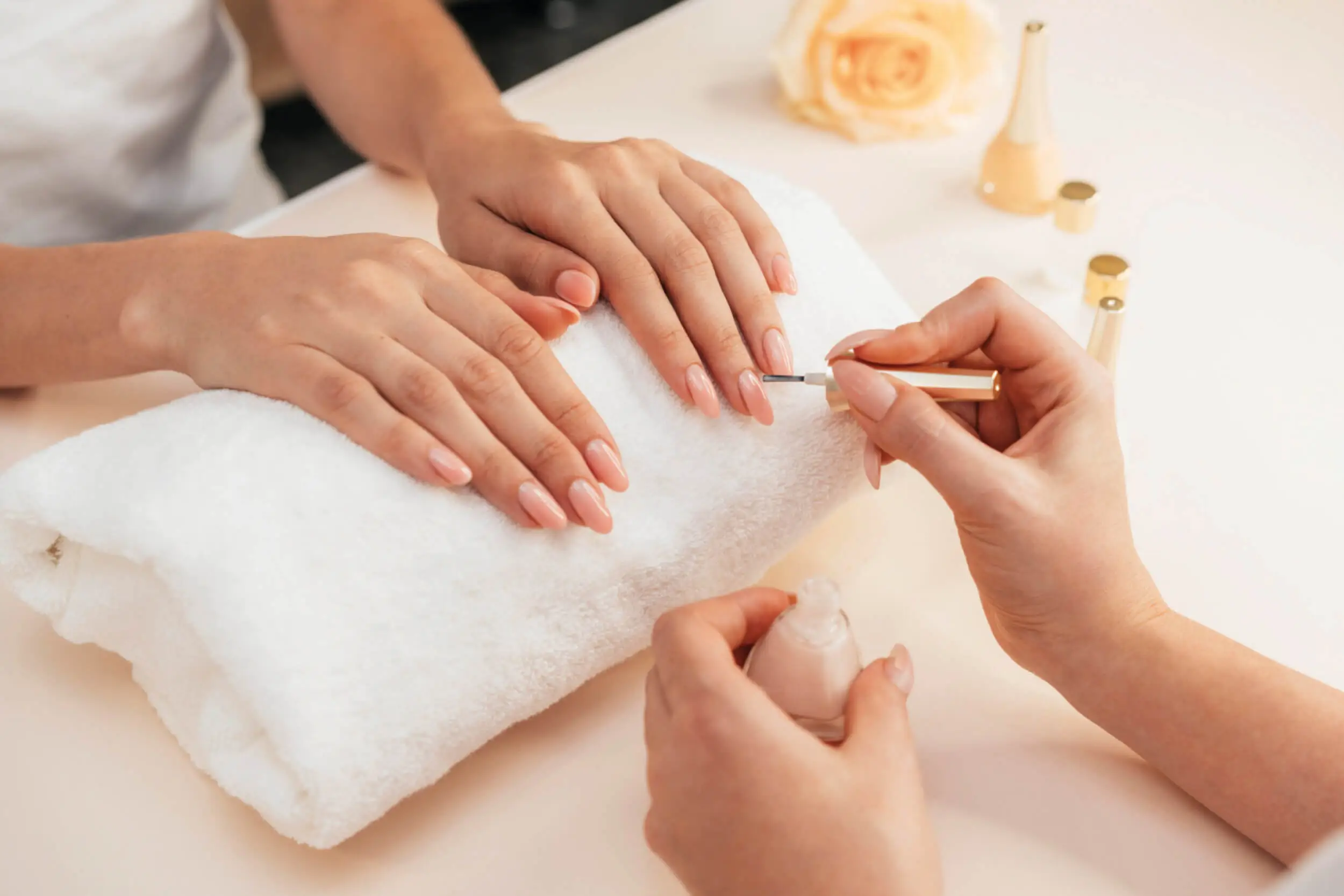 ricostruzione-e-decorazione-delle-unghie-corso-breve