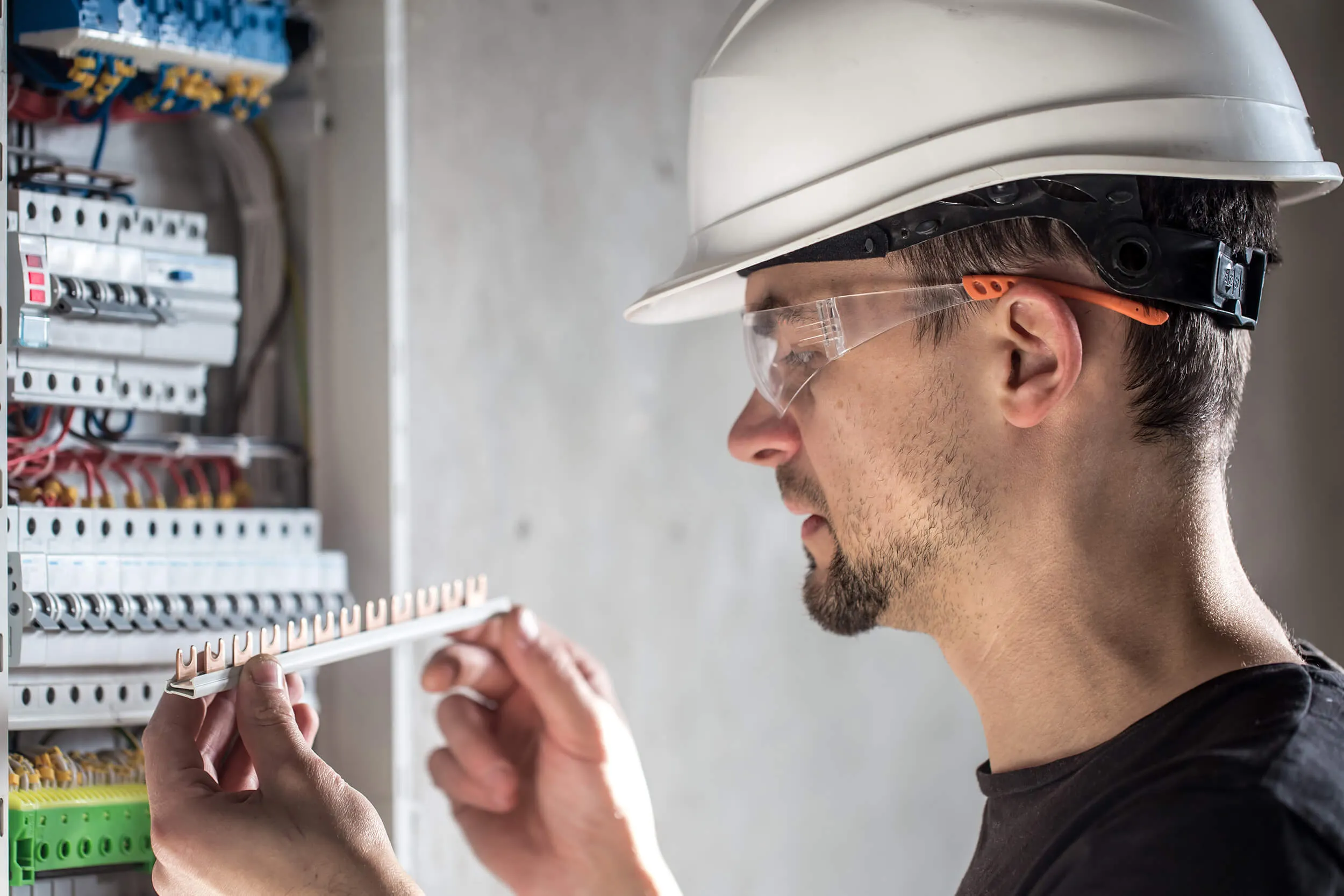 Addetto impianti elettrici civili