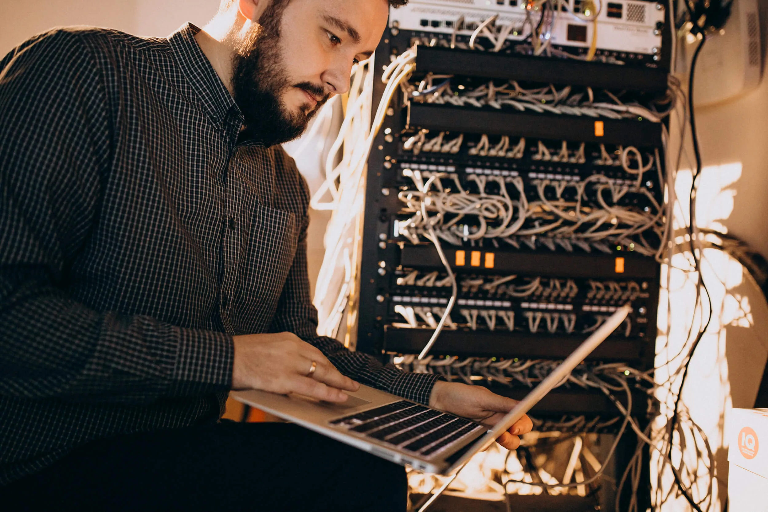 Operatore informatico su dispositivi e reti